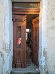 Stavební material z domu - pálené cihly, špaletová okna - 11