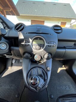 Mazda 2 1.3i 86 k, 1.majitel, TOP stav + NOVÉ PNEU 2x v ceně - 11