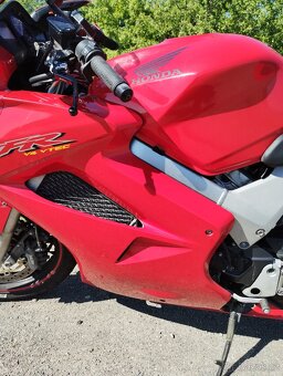 Honda VFR 800 Vtec V4 - 11