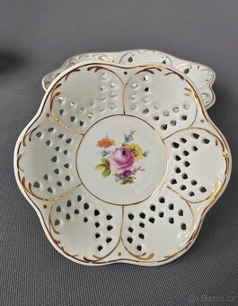 Sada krásných prolamovaných porcelánových košíku - 11