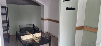 vybavení obchodu- štendry, prodejní pult, vitríny, koše - 11