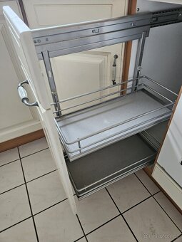 Moderní kuchyňská linka se spotřebiči - 11