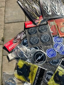 Autopotřeby, klíčenky, znaky, samolepky - 11