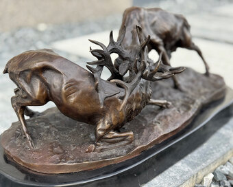 Bronzová socha dva bojující jeleni luxusní lovecká dekorace - 11