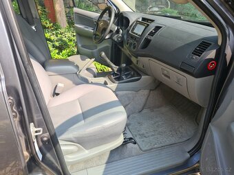Toyota Hilux 2.5 D-4D - 11
