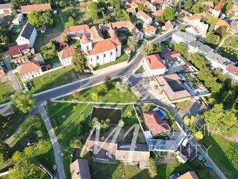 Prodej domu s pozemky 1.429 m2, v centru obce Mělnické Vteln - 11