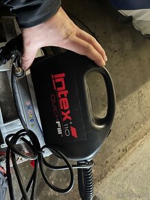 Nafukovací člun s elektrickým motorem - 11