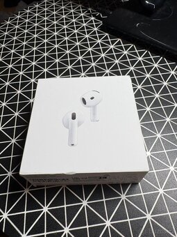 Sluchátka Apple AirPods 4 - 11