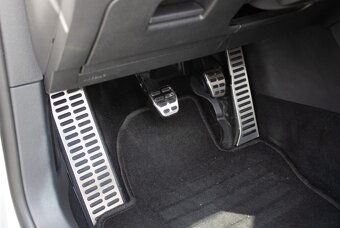 Volkswagen Golf 1.6 TDI z roku 2011 - 11