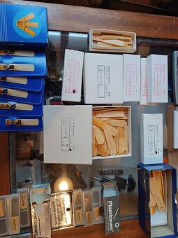 Stojan not. na klarinet kufr,blány bicí,plátky na klar.a sax - 11