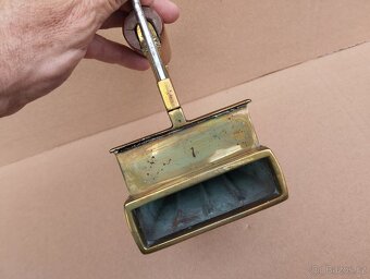 Stará zachovalá mosazná žehlička č.7 (vzadu značenÍ 7) - 11