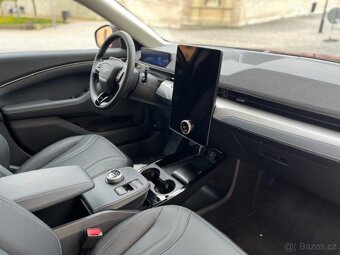 Ford Mustang Mach-E RWD, dojezd 400km,nové auto  - 11