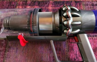 vysavač Dyson V10 - 11