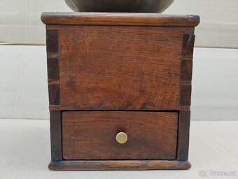 Obrovský velice zajímavy a velmi starý mlýnek na kávu - 11