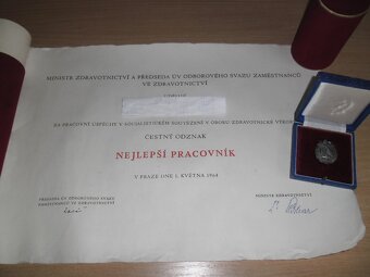 stříbrný odznak - nejlepší pracovník -zdravotnictví + dekret - 11