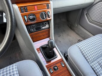 Mercedes-Benz W124 220CE 110kW TOP STAV 2.MAJITEL Manuál - 11