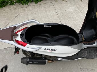 Skútr Piaggio Medley 150 - 11