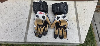Kombinéza na motorku Dainese + přilba + rukavice + boty - 11