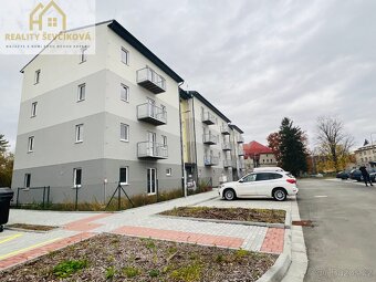 Pronájem pěkného 1+kk s balkónem a komorou - 11