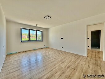 Prodej  rodinného domu 5+kk (211 m2) s garáží,  pozemek 467  - 11
