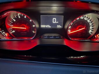 Peugeot 208 1.2VTi 60Kw 1. majitel - 11
