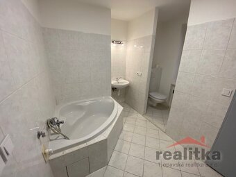 Pronájem bytu 2+1 57 m2, Opava, ul. Nám. Sv. Hedviky - 11