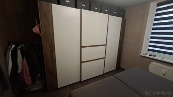 Ložnice-postel, velká šatní skříň, postel - 11