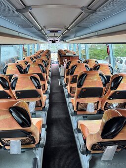 Autobus se nachází ve městě Praha. Všechno funguje. Má 48 + - 11