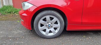 BMW E87 116i, 90 kW, 6 st. automat, benzin,  2 sady kol - 11