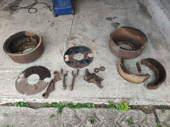 prodám náhradní díly na vlek 7t - 11