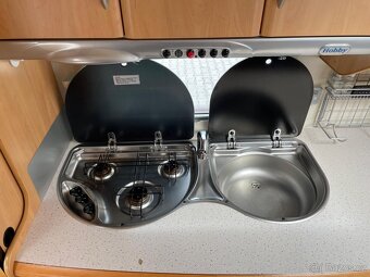 PRODÁNO Hobby de luxe 440, 4 osoby, el.pojezd, pevná postel - 11