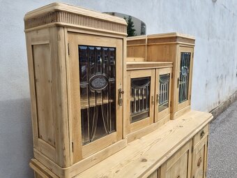 VELICE KRÁSNÁ VELKÁ SMRKOVÁ KREDENC PO RENOVACI - 11