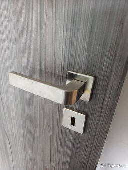 Interiérové dveře – šedý dekor dřeva, moderní design - 11