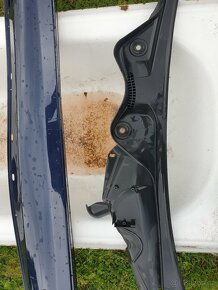 Mercedes  w211 maska ohořelá1000, plastový levý prah1500kč - 11