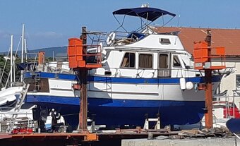 Motorova kajutova lod - 11