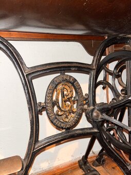 Starožitný nábytek — skříň židle… - 11