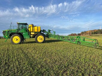 samochodný postřikovač JD R4040i - 11