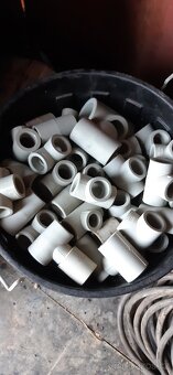 PE vodovodní potrubí a zbytky zahradních hadic 3/4" - 11