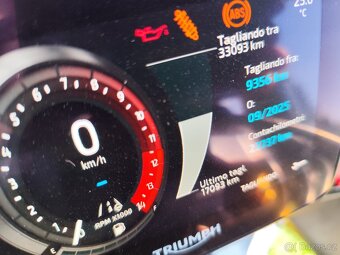 TRIUMPH STREET TRIPLE RR - 11