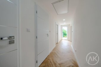 Pronájem luxusního bytu se zahradou, parkováním a velkým skl - 11