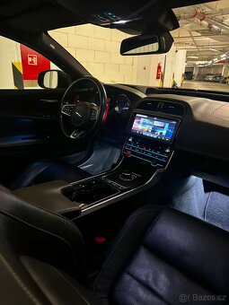 Jaguar XE 2.0D AWD R-SPORT - 11