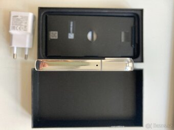 🚀 Prodej Samsung Galaxy S22 –Bílá elegance s prasklým rohem - 11