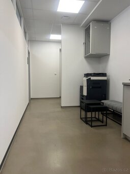 Úžasná moderní kancelář v TOP lokalitě Zlín-Malenovice - 11