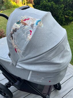 Hluboká korbička Cybex Priam Lux KOI a podvozek - 11