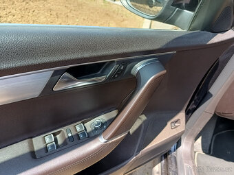 VW Passat Sedan 2,0 TDI, 103kW, koža, manuál - 11