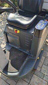 Podlahový mycí stroj Nilfisk BR855 - 11