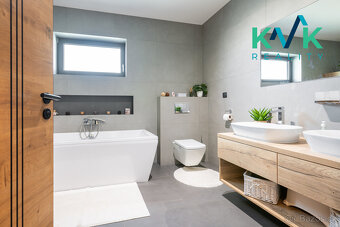 Nízkoenergetický, prostorný bungalov 5+kk s bazénem - 11