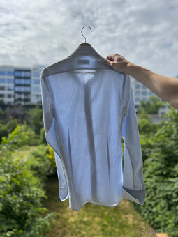 Oblek a dvě košile od krejčího Lee Baron z Hongkongu - 11