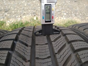 Prodám zánovní zimní pneu Continental 235/45 R20 - 11