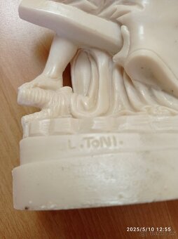 Michelangelova pieta.První je porcelánová, druhá alabastrová - 11